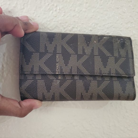 Michael Kors Wallet - Picture 2 of 5